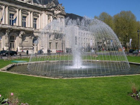  jets d'eau devant l'Hôtel de Ville